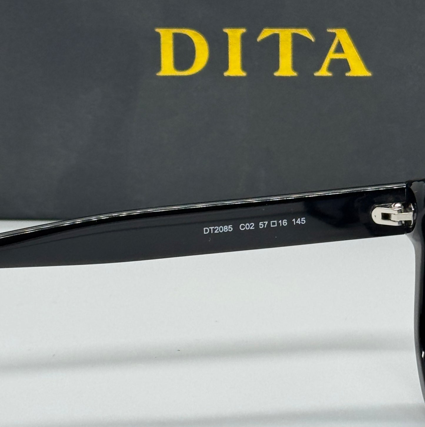 Dita Oak DT2085