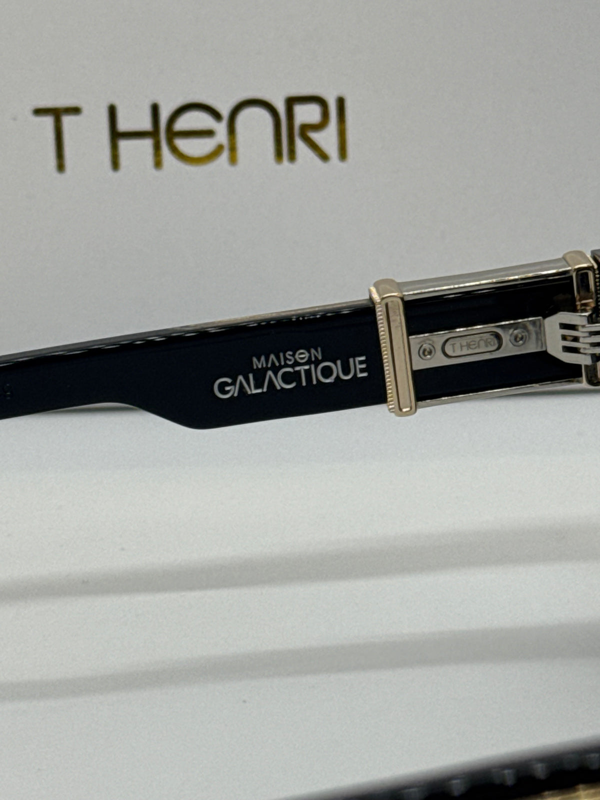 T Henri Gyra Solid Black