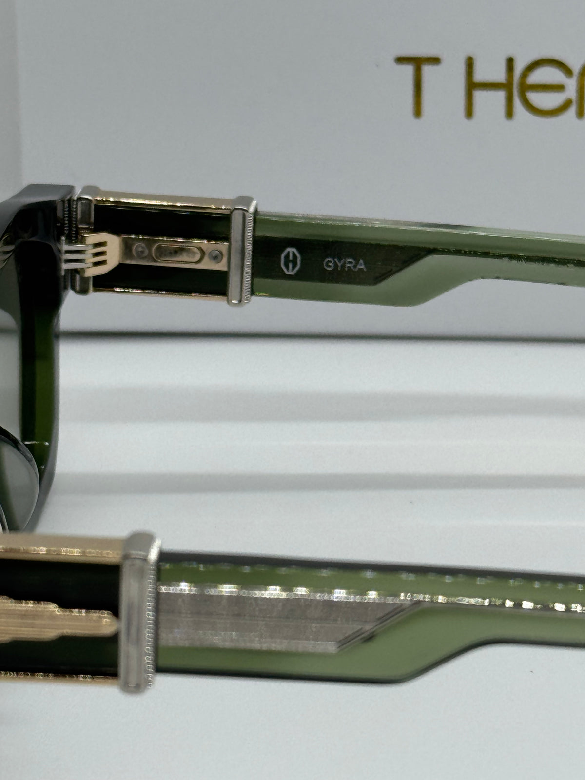T Henri Gyra Trefoil Green Shade
