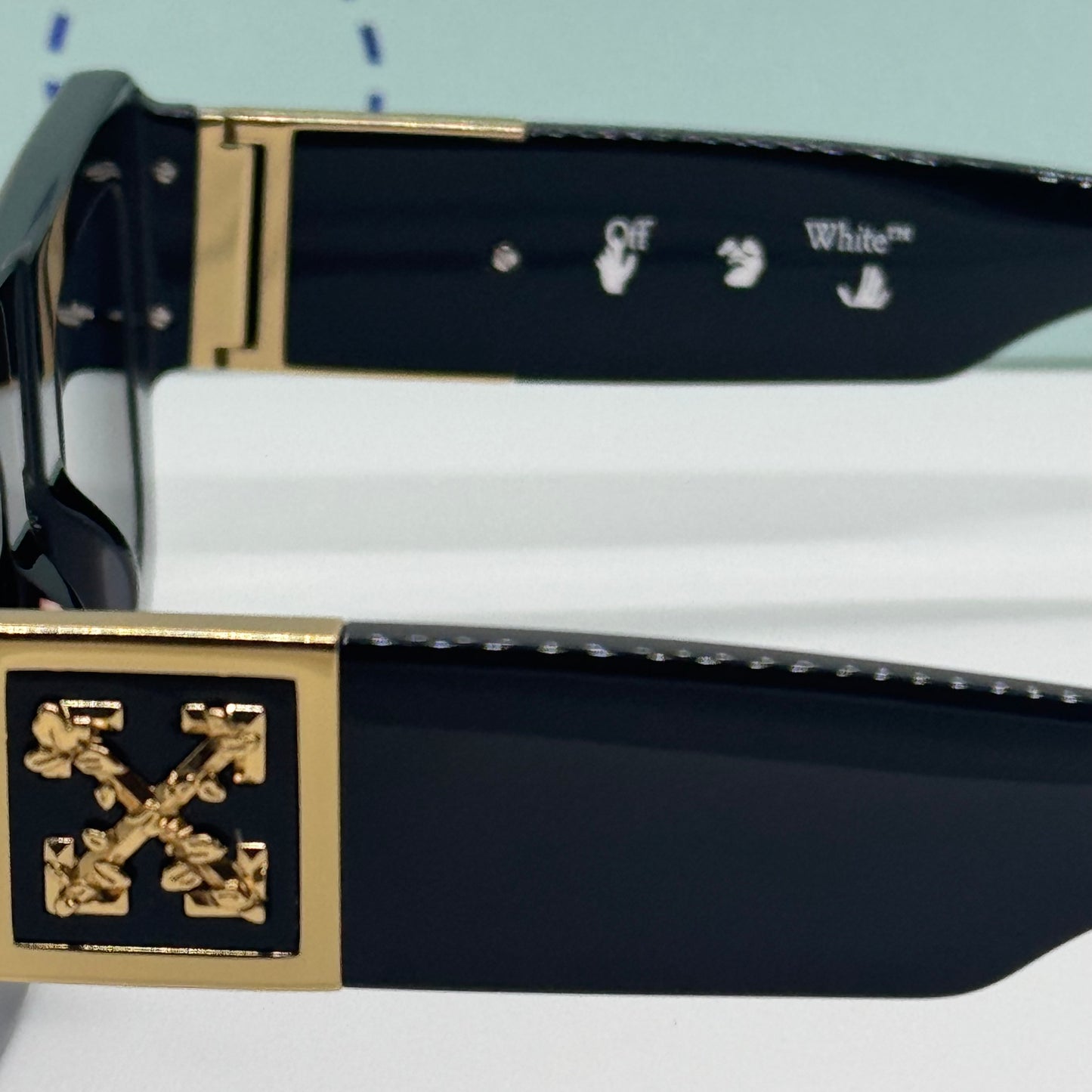 OFF-WHITE Leonardo Square Black