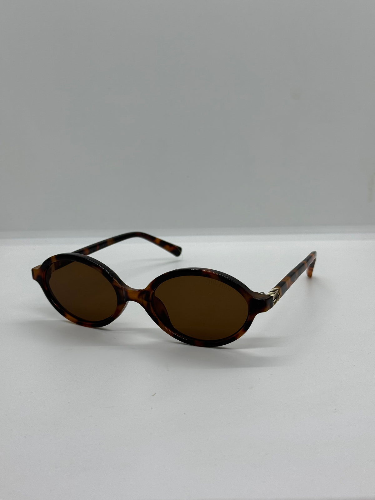 MM Leo Oval