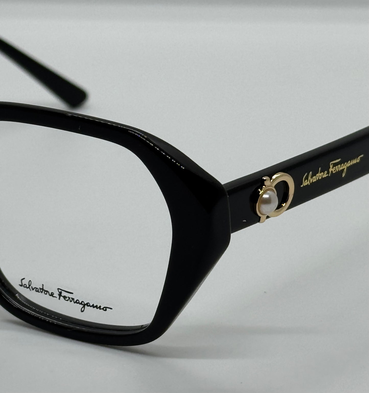 Salvador Ferragamo Pearl SF2946