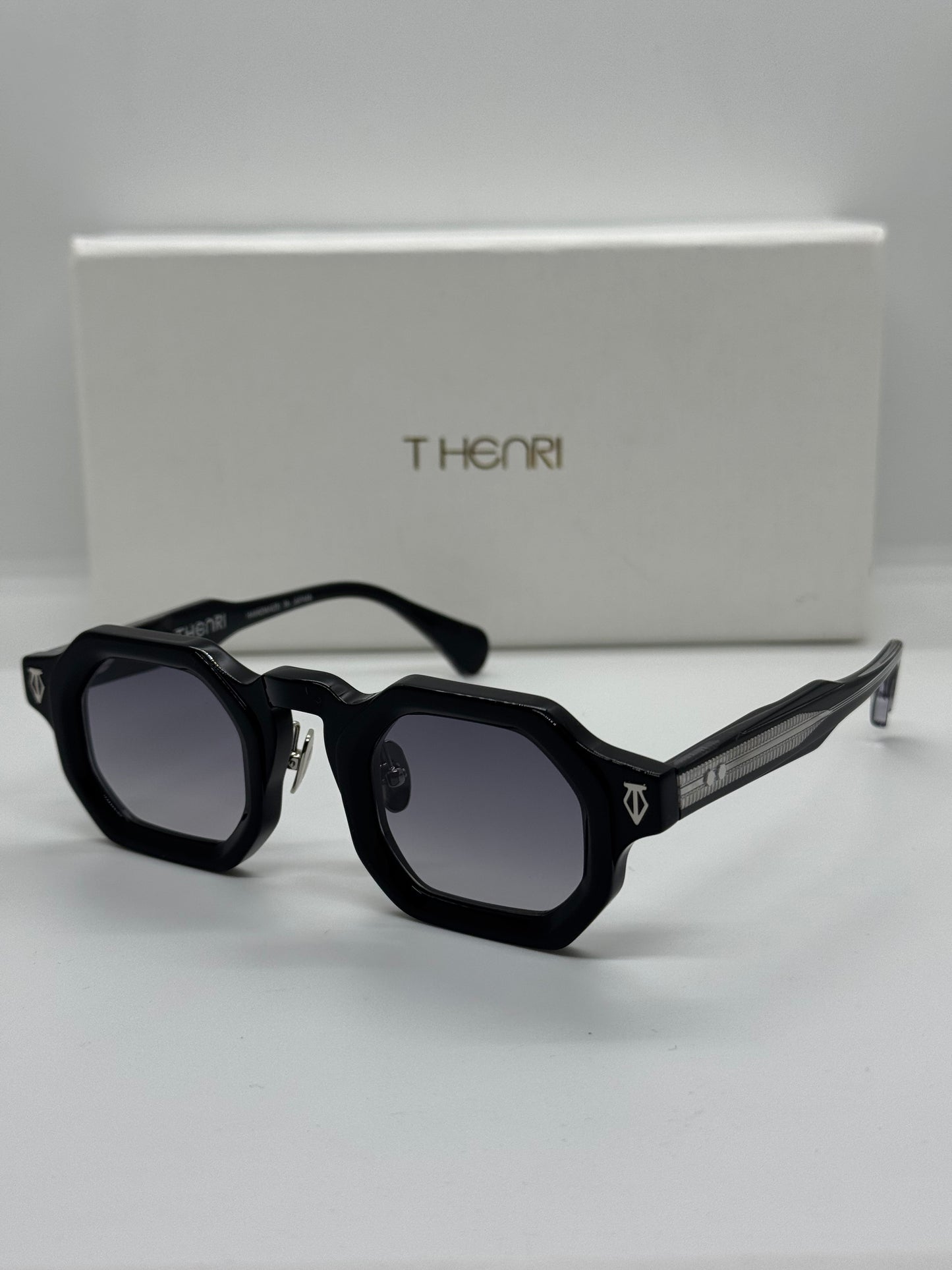 T Henri Bridcage Black Gradient
