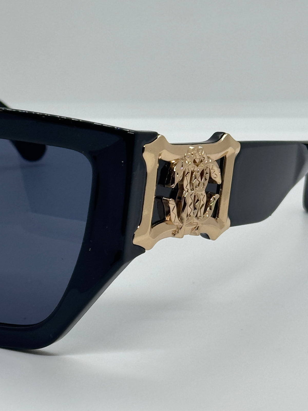 Roberto Oversized Shade