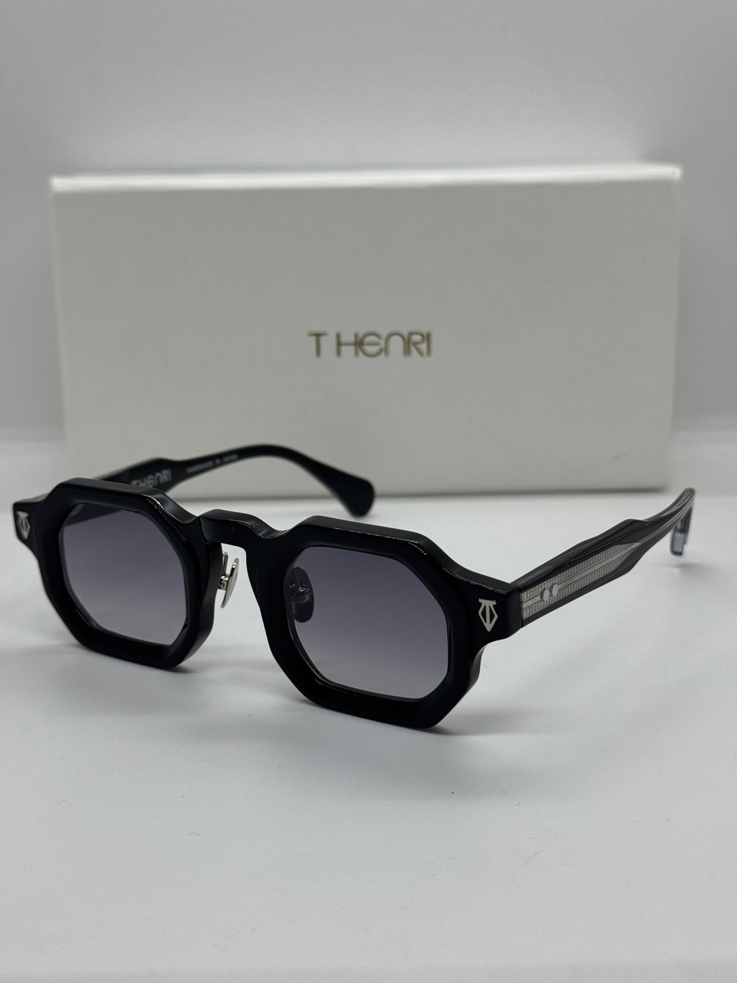 T Henri Bridcage Black Gradient
