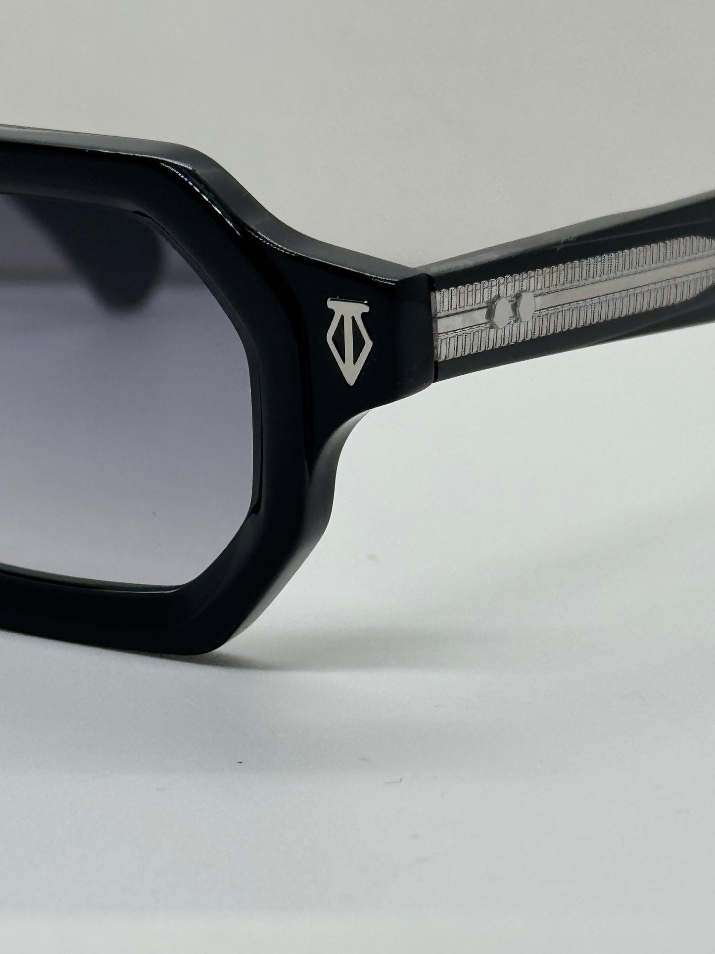 T Henri Bridcage Black Gradient