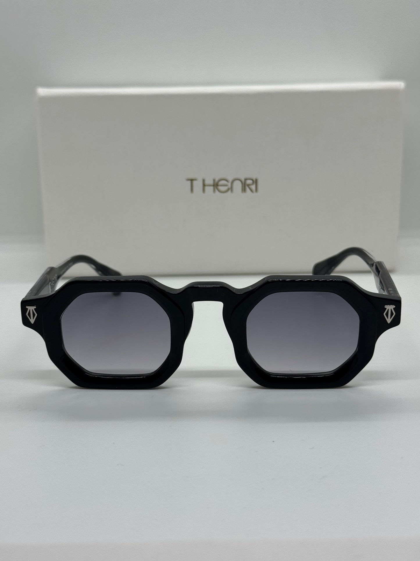 T Henri Bridcage Black Gradient