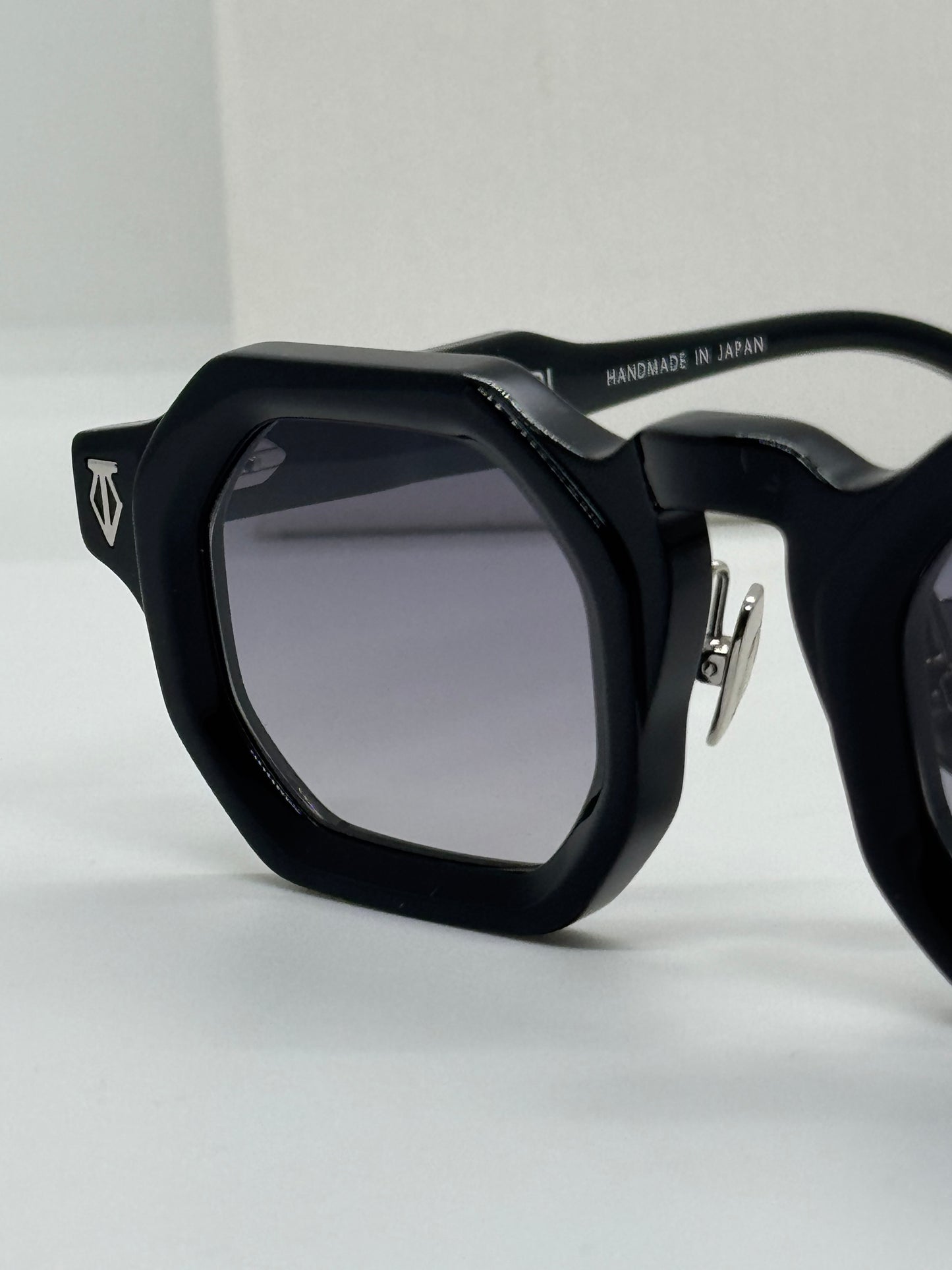 T Henri Bridcage Black Gradient