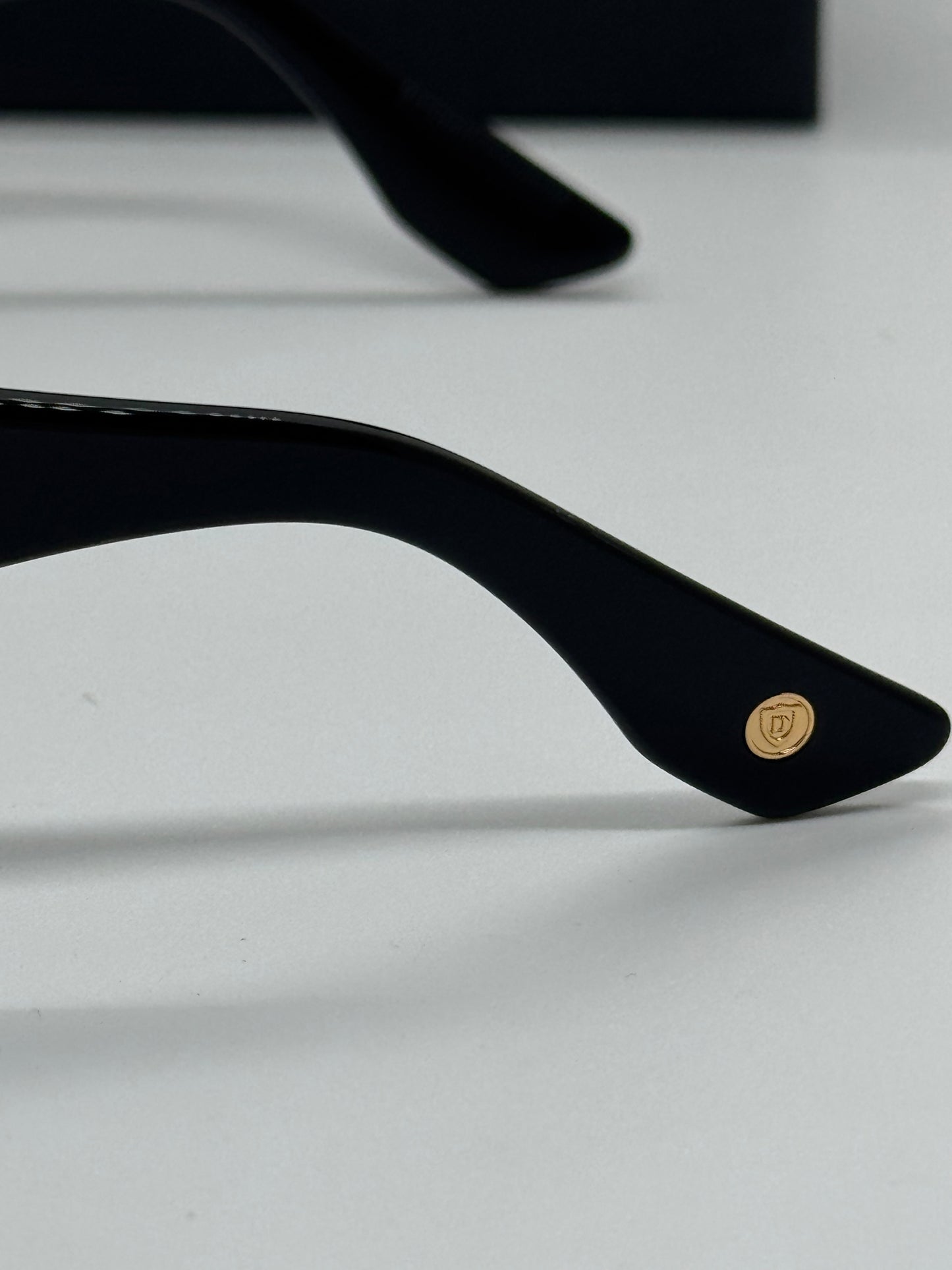 Dita Sekton Black x Gold
