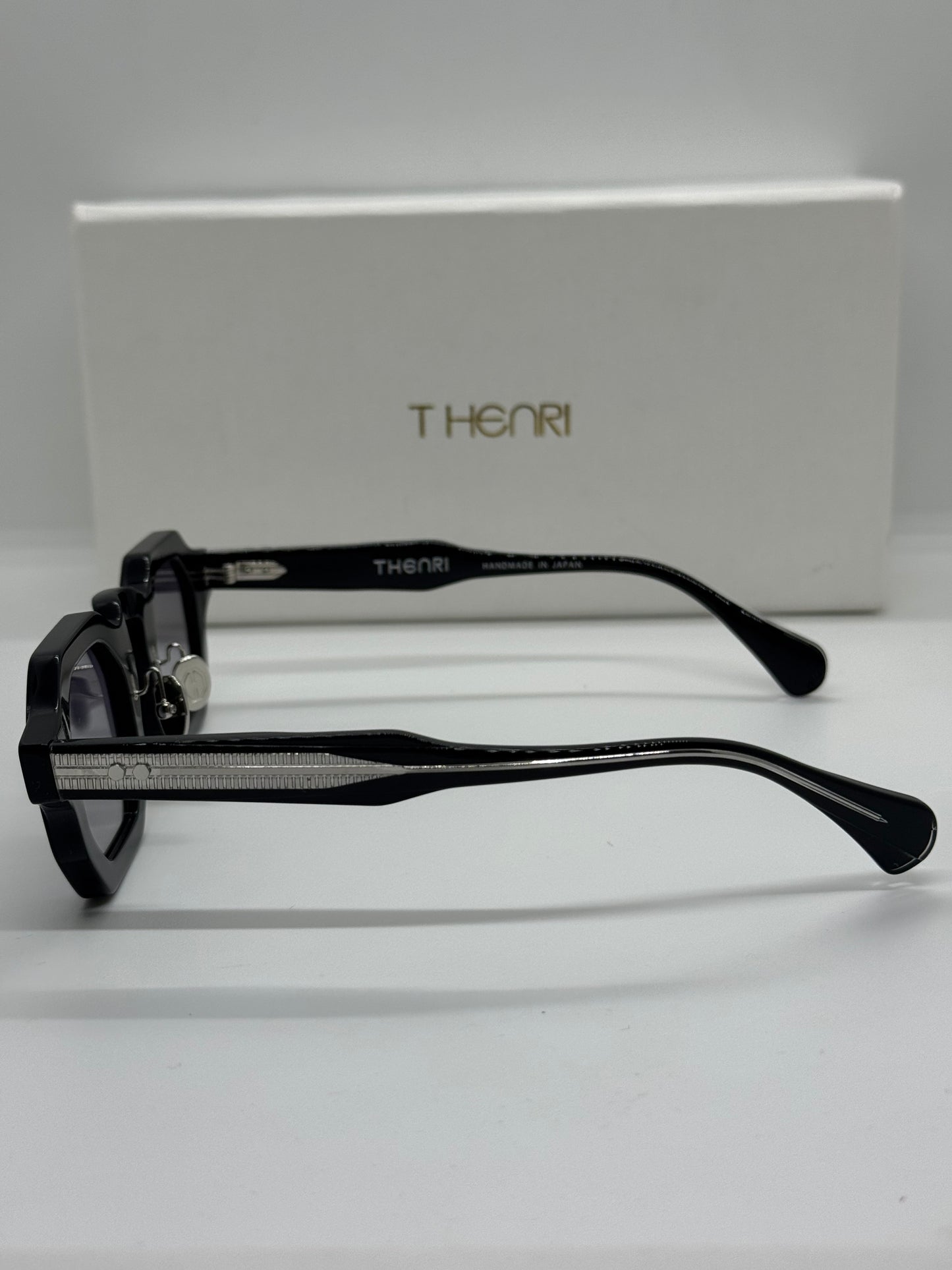 T Henri Bridcage Black Gradient