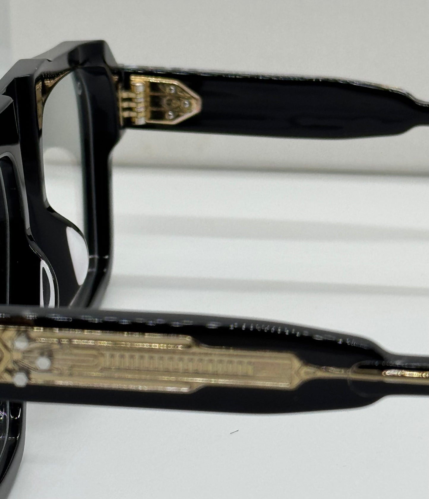 T Henri Skyline Black Frame