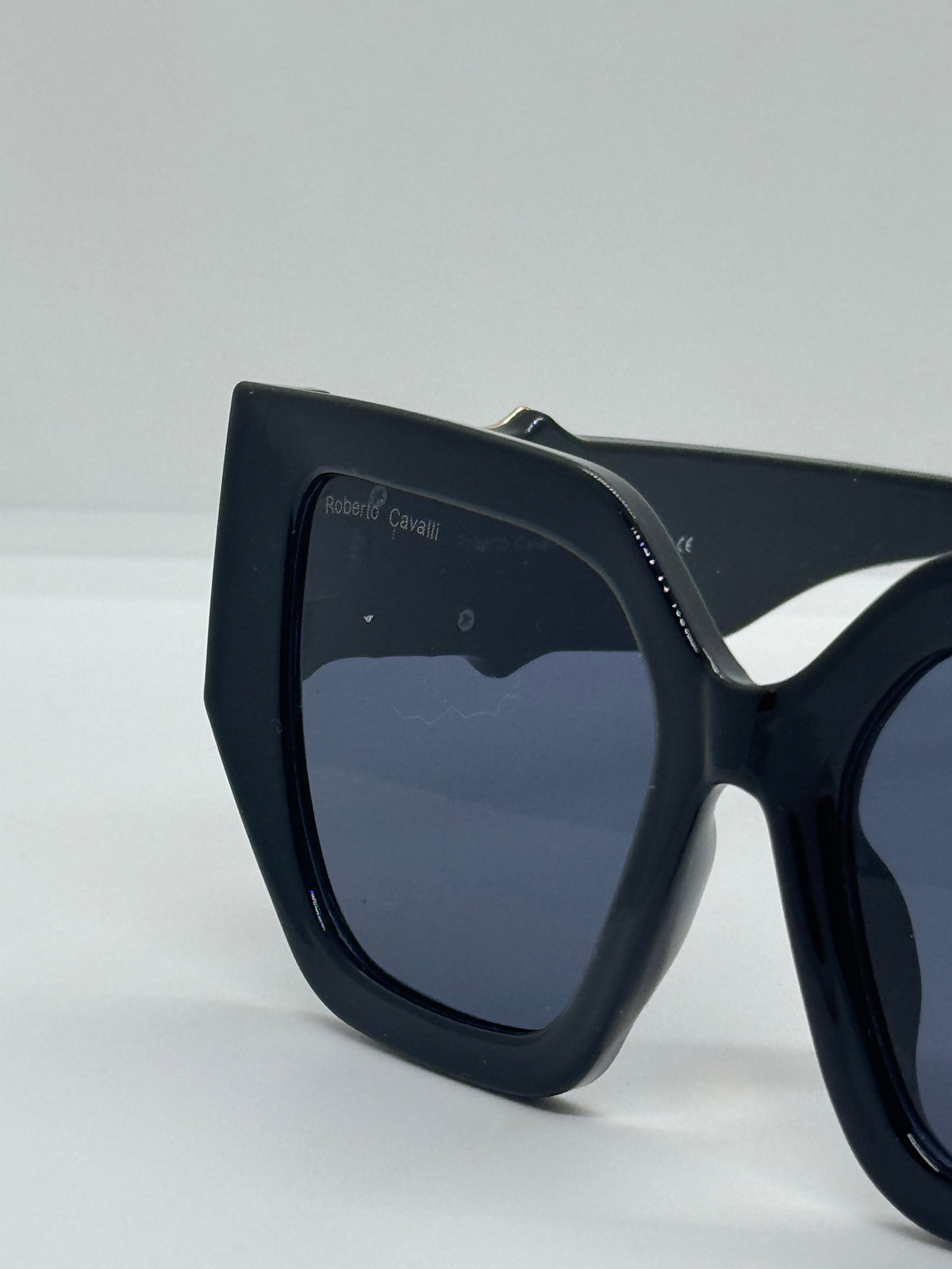 Roberto Oversized Shade
