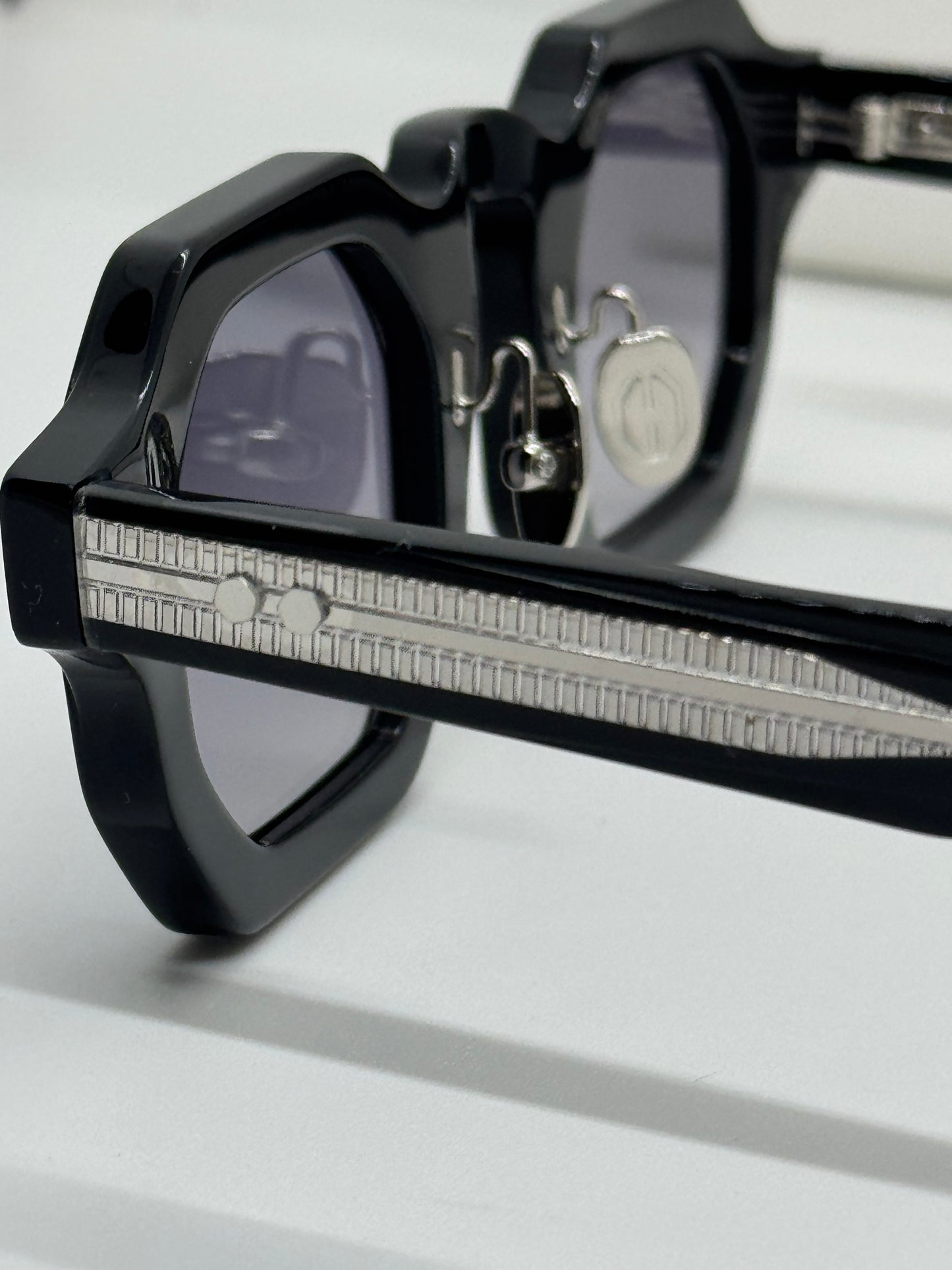 T Henri Bridcage Black Gradient