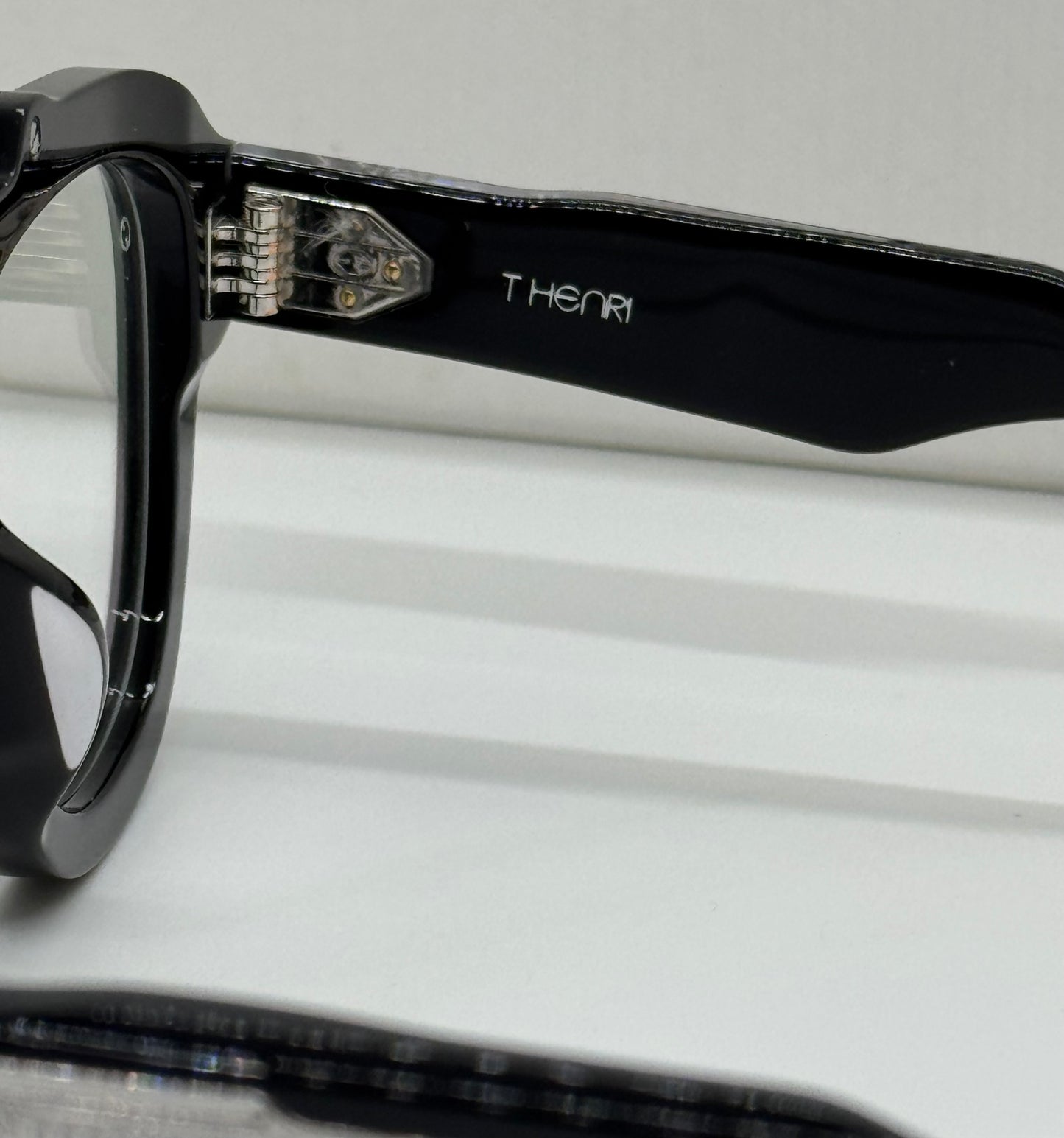 T Henri Dino Black Frame