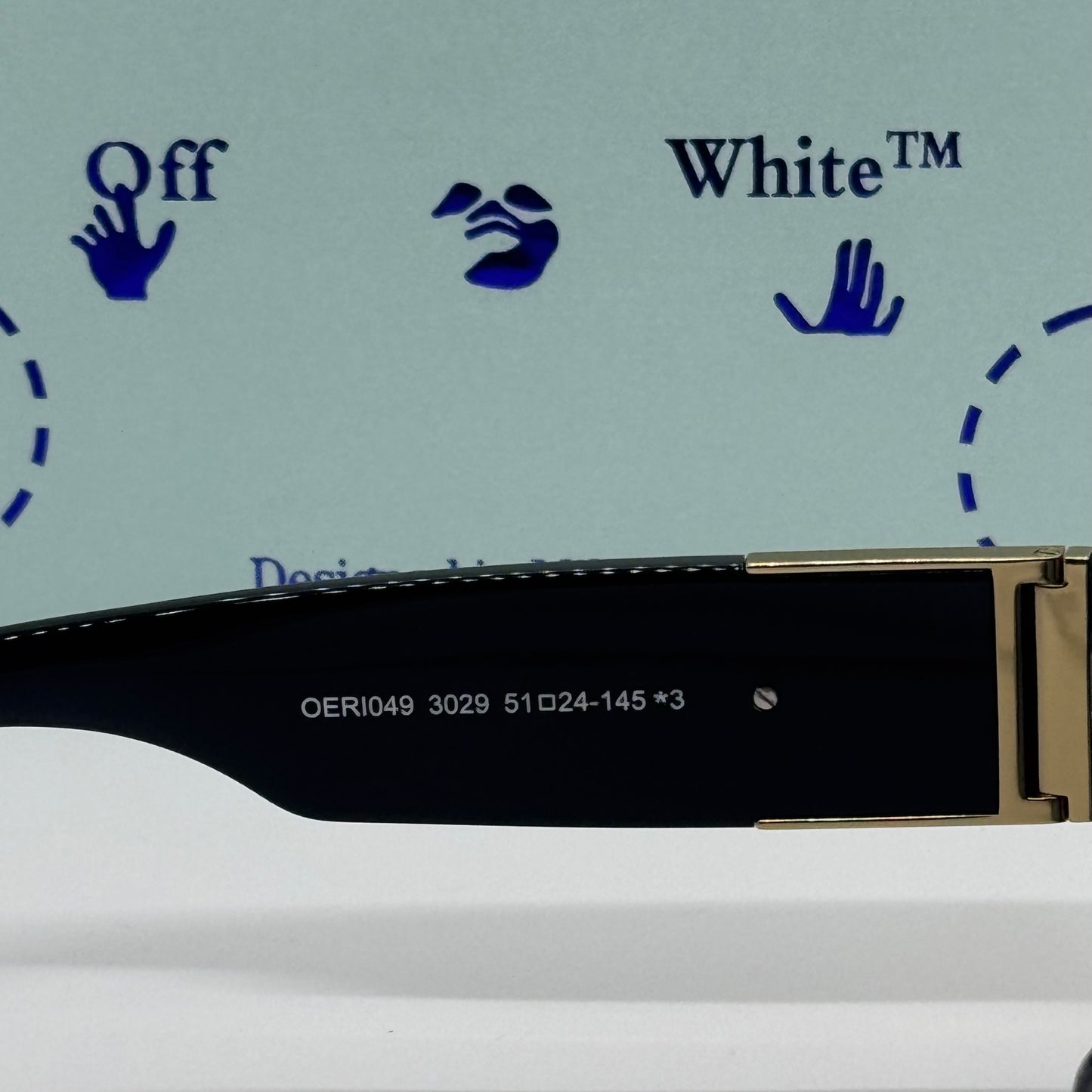 OFF-WHITE Leonardo Square Black