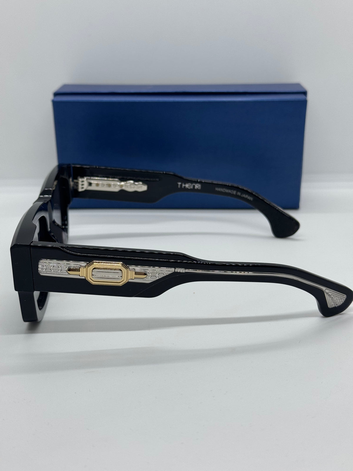 T Henri Dusenberg Solid Black