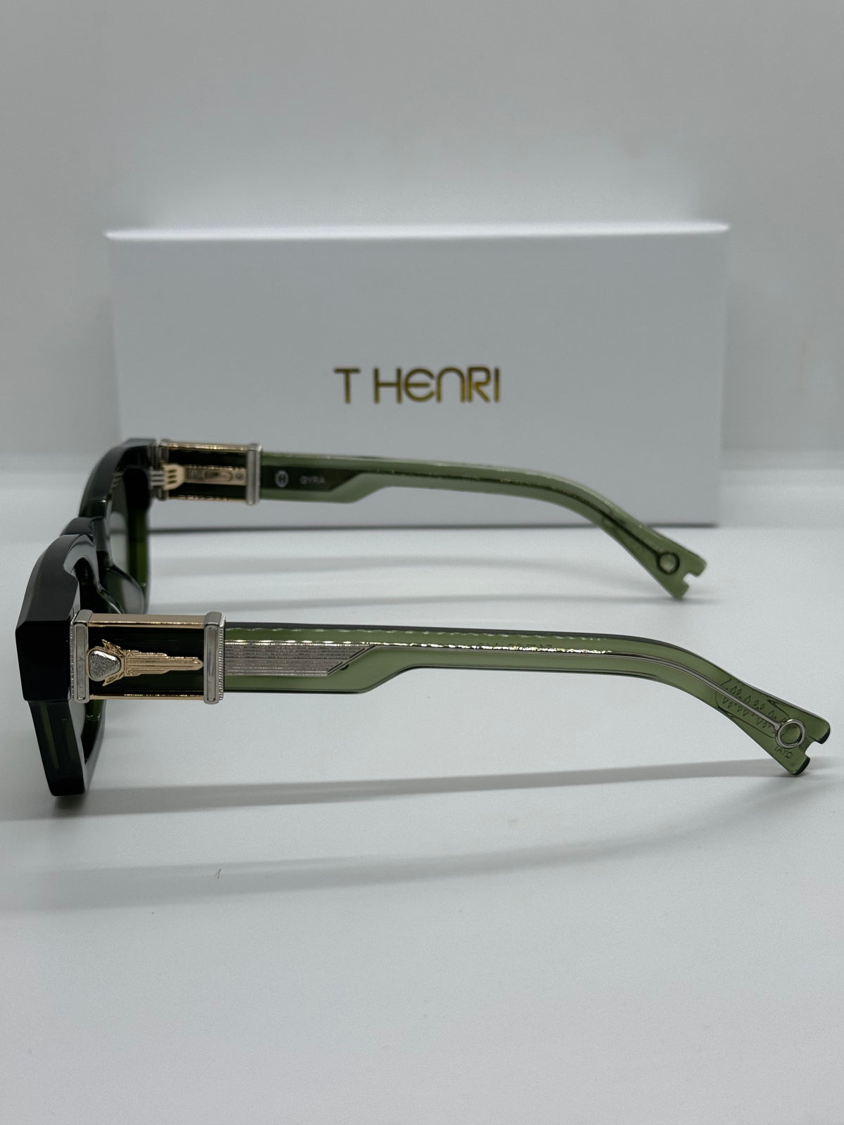 T Henri Gyra Trefoil Green Shade
