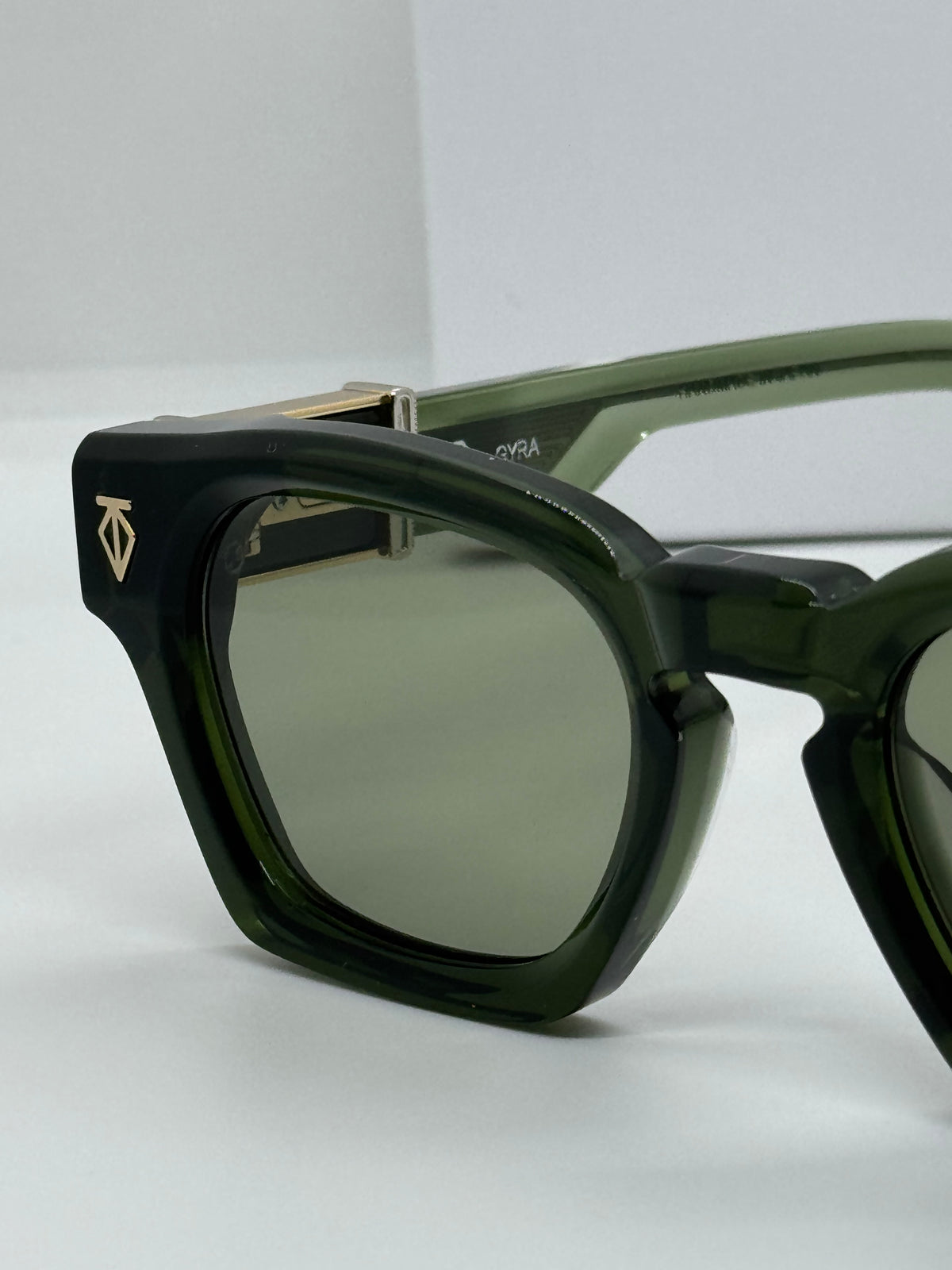 T Henri Gyra Trefoil Green Shade