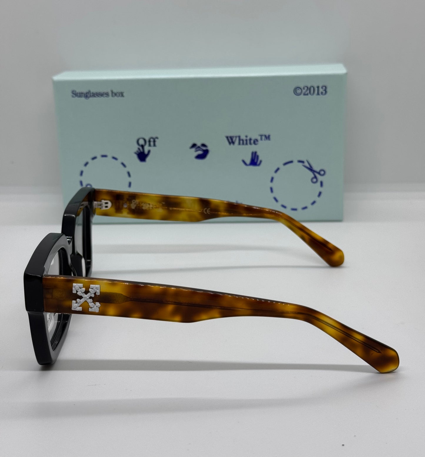 OFF-WHITE OER2052 Black x Tortoise