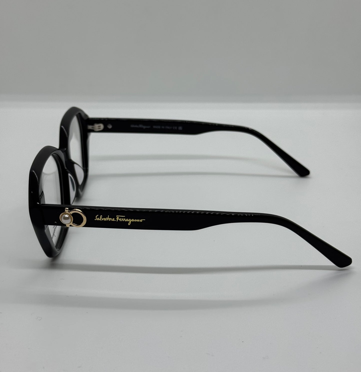 Salvador Ferragamo Pearl SF2946