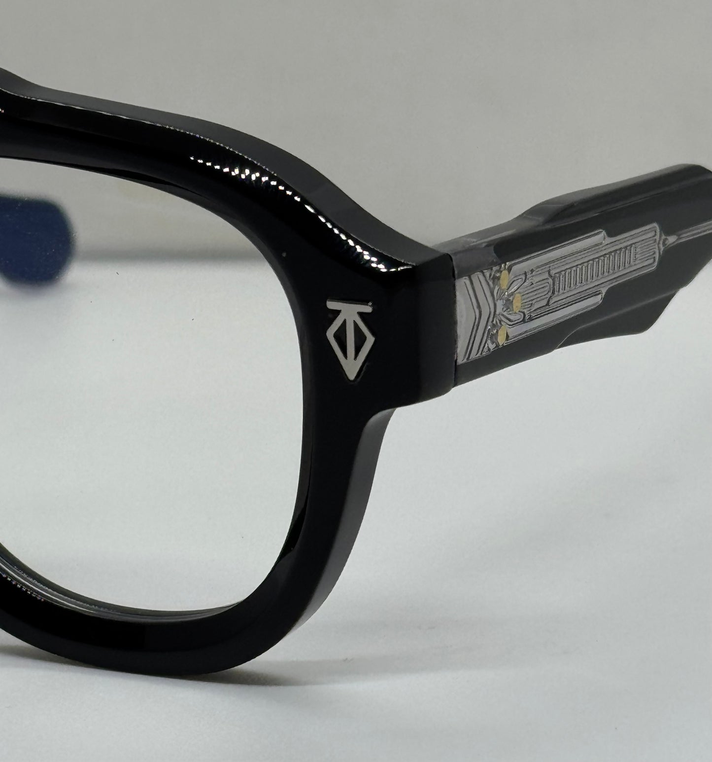 T Henri Dino Black Frame