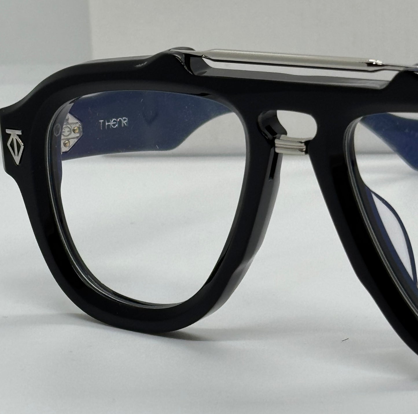 T Henri Dino Black Frame