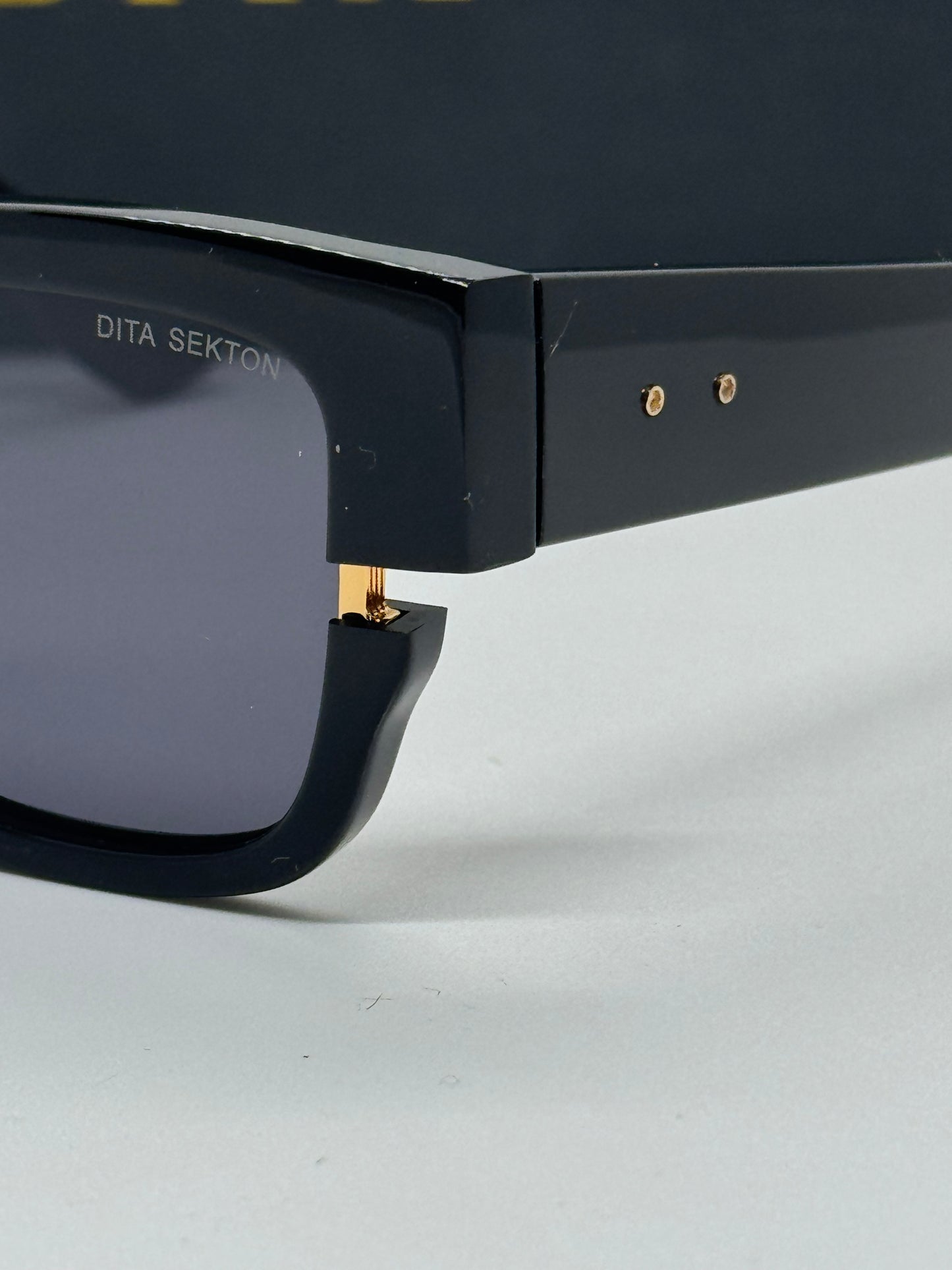Dita Sekton Black x Gold