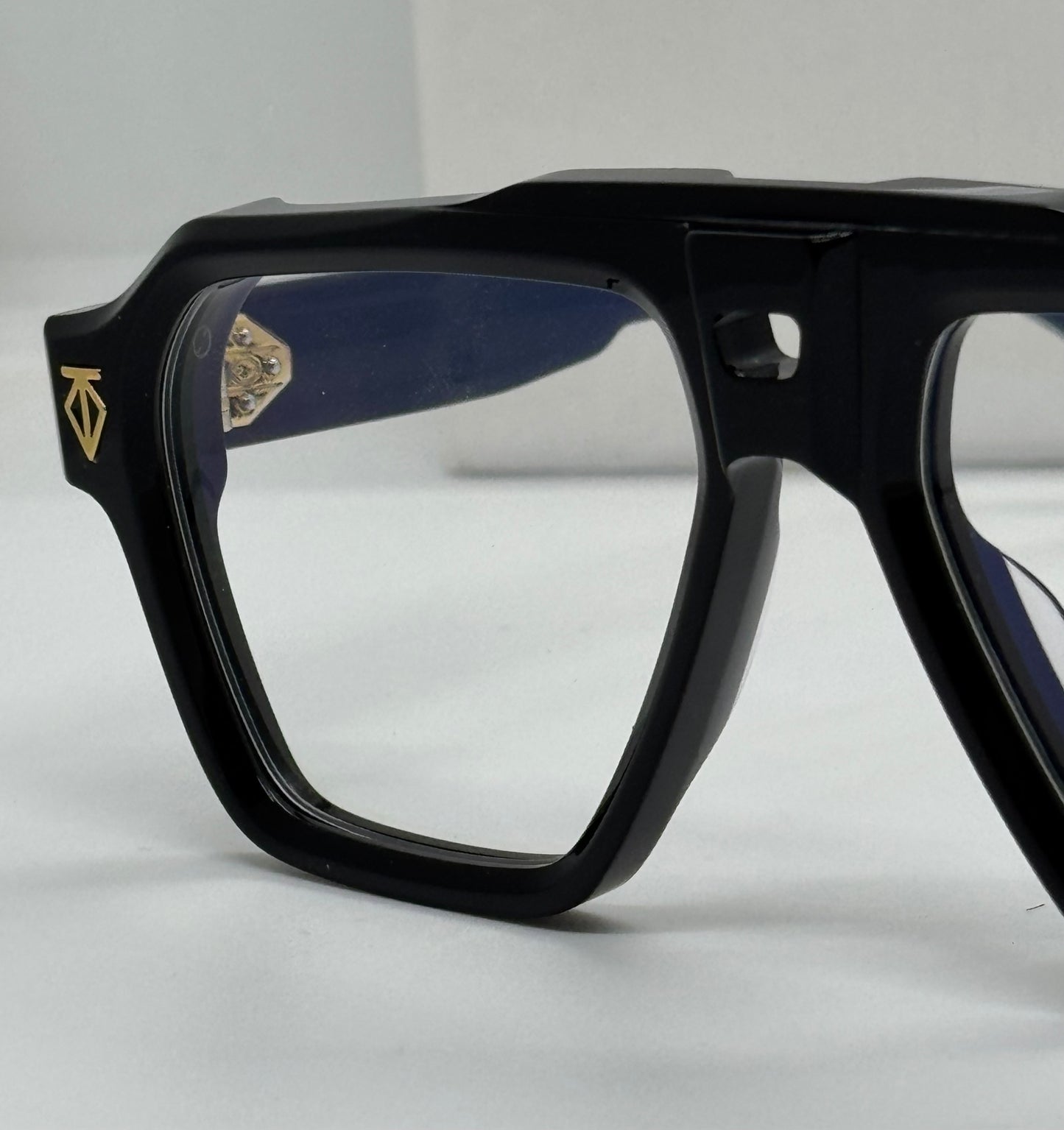 T Henri Skyline Black Frame