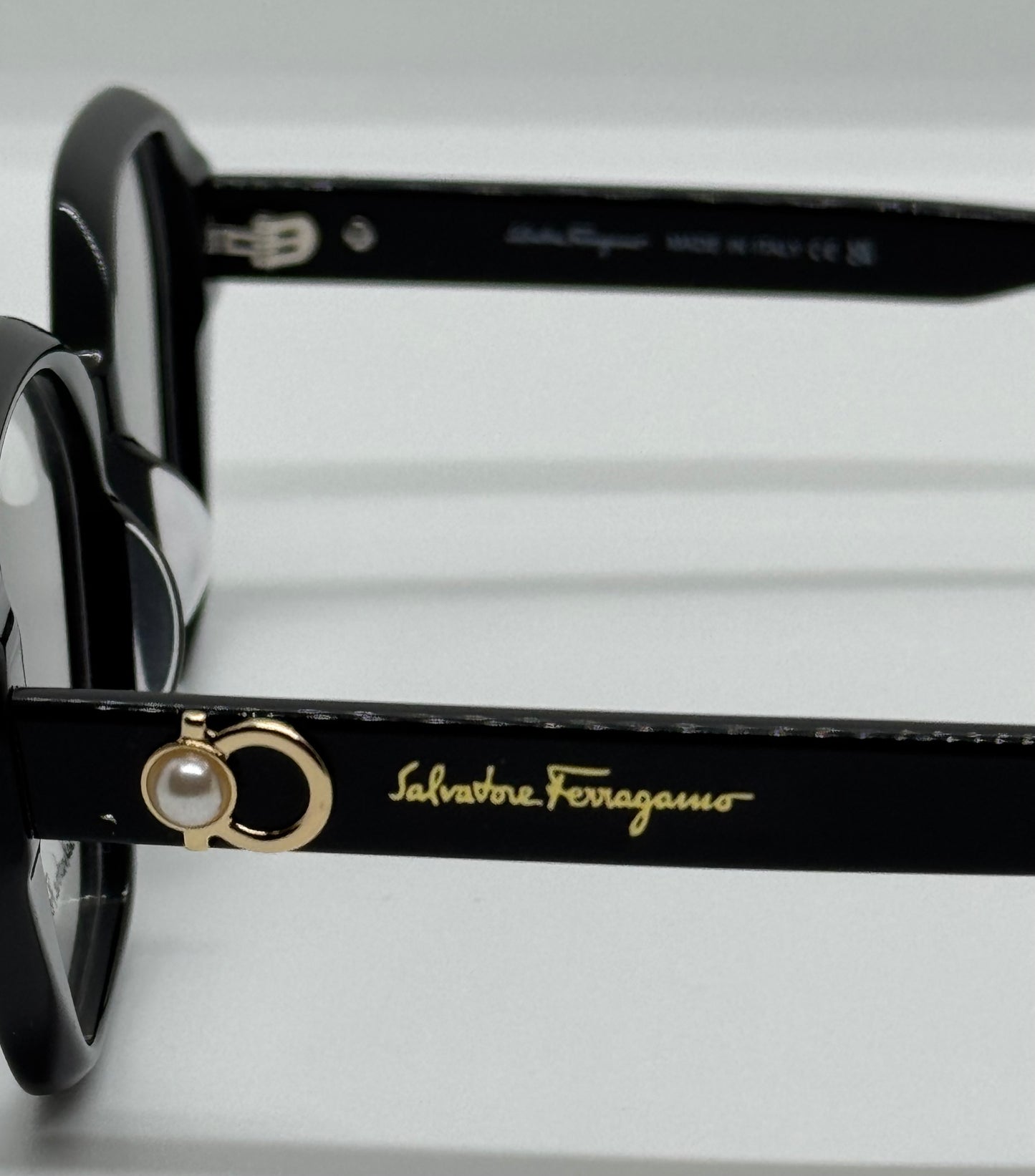Salvador Ferragamo Pearl SF2946