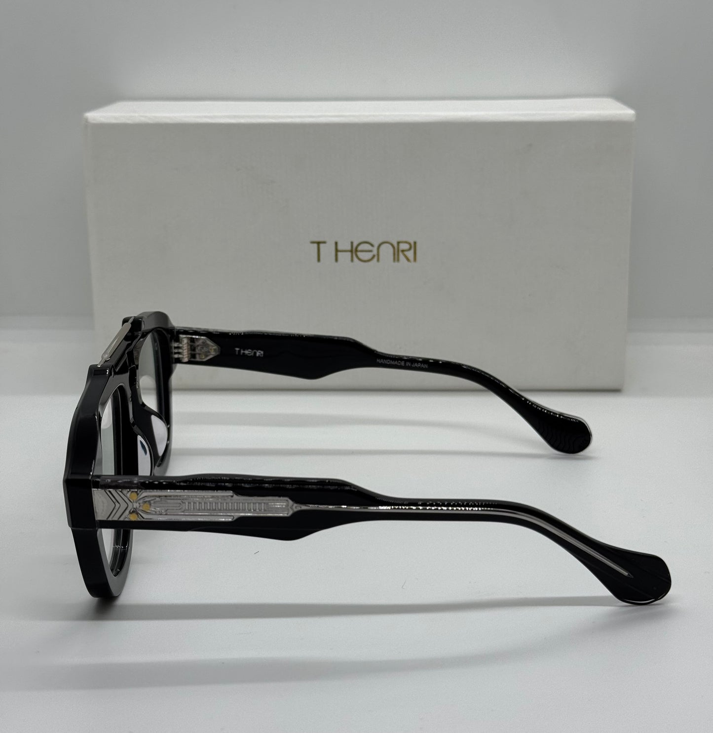 T Henri Dino Black Frame