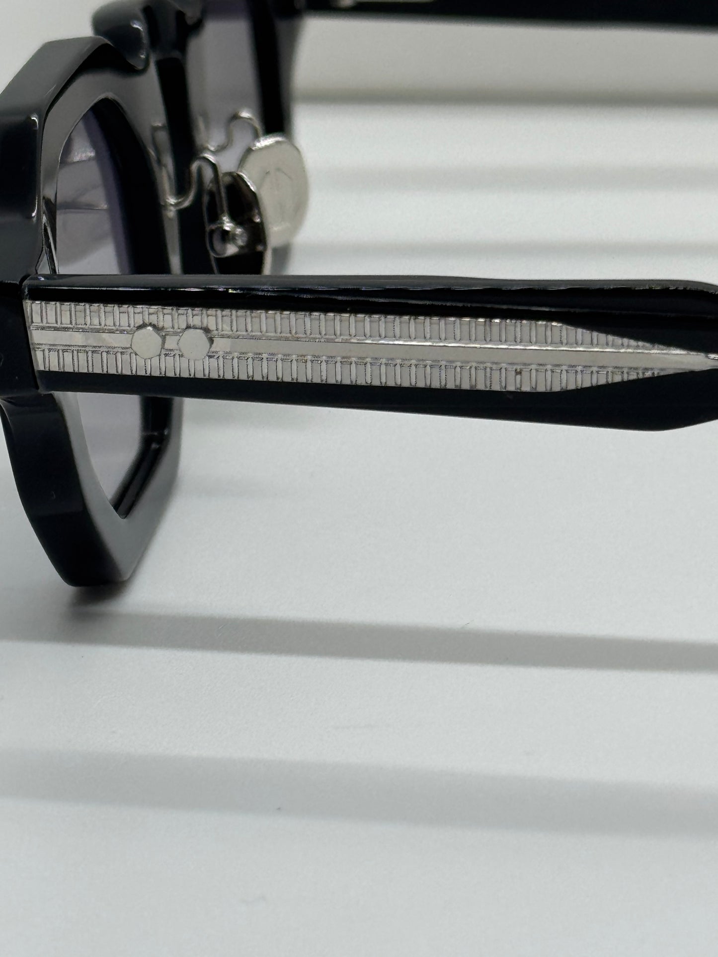 T Henri Bridcage Black Gradient