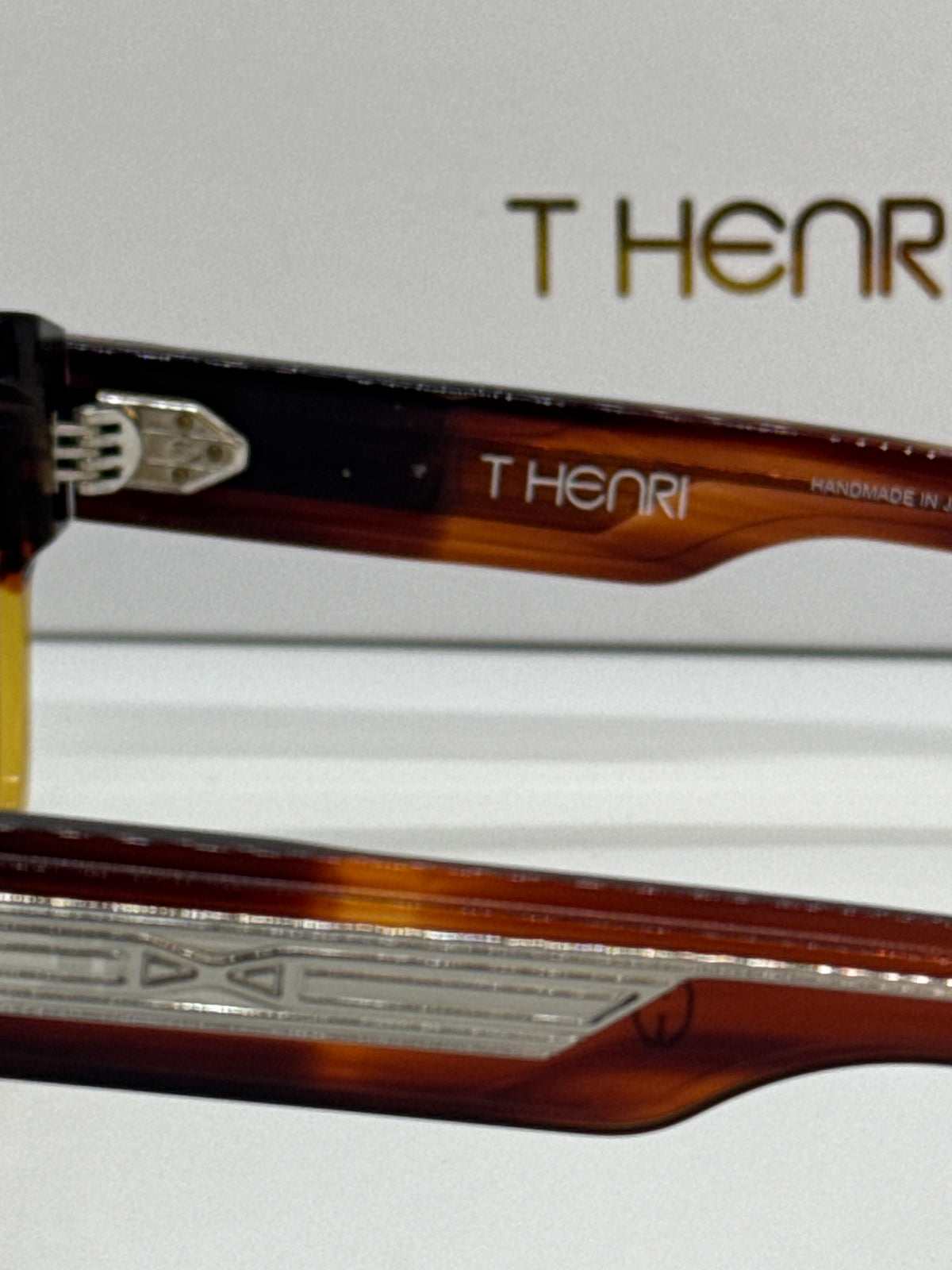 T Henri Estoque Fade Brown Frame