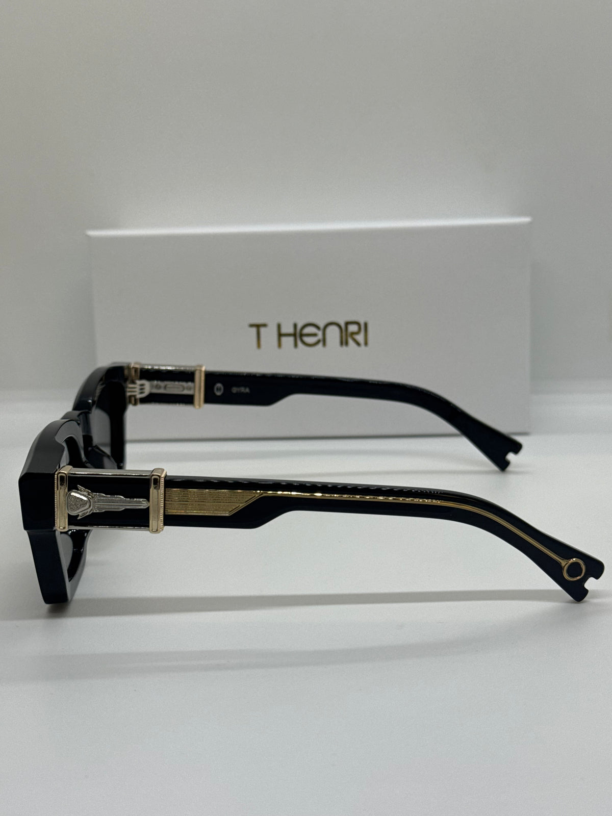 T Henri Gyra Solid Black