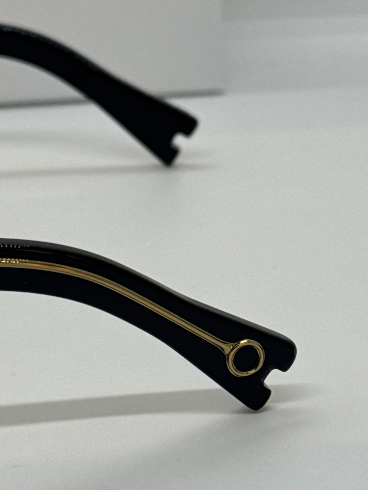 T Henri Gyra Solid Black